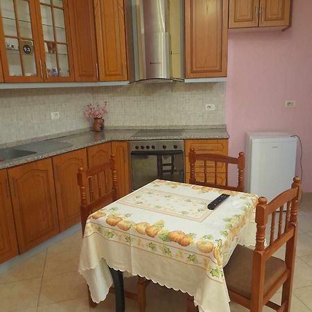 Tina'S Apartment Gjirokaster Bagian luar foto