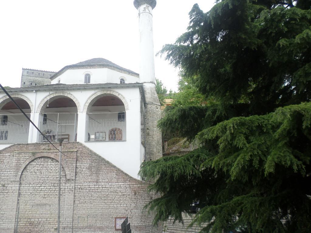 Tina'S Apartment Gjirokaster Bagian luar foto